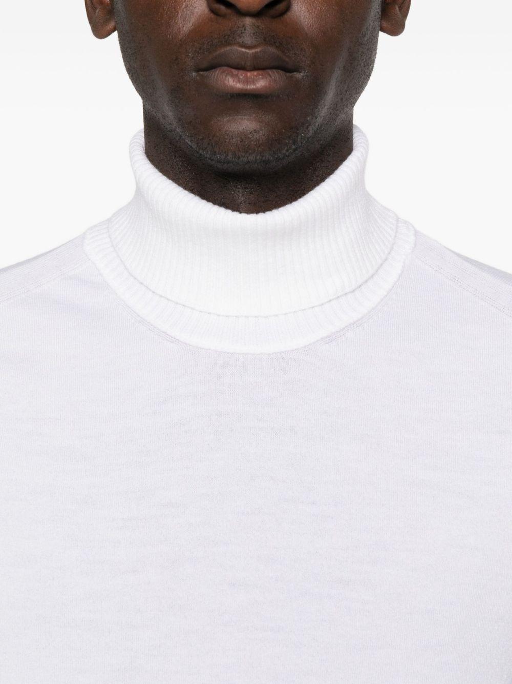 Maglione bianco a collo alto 
