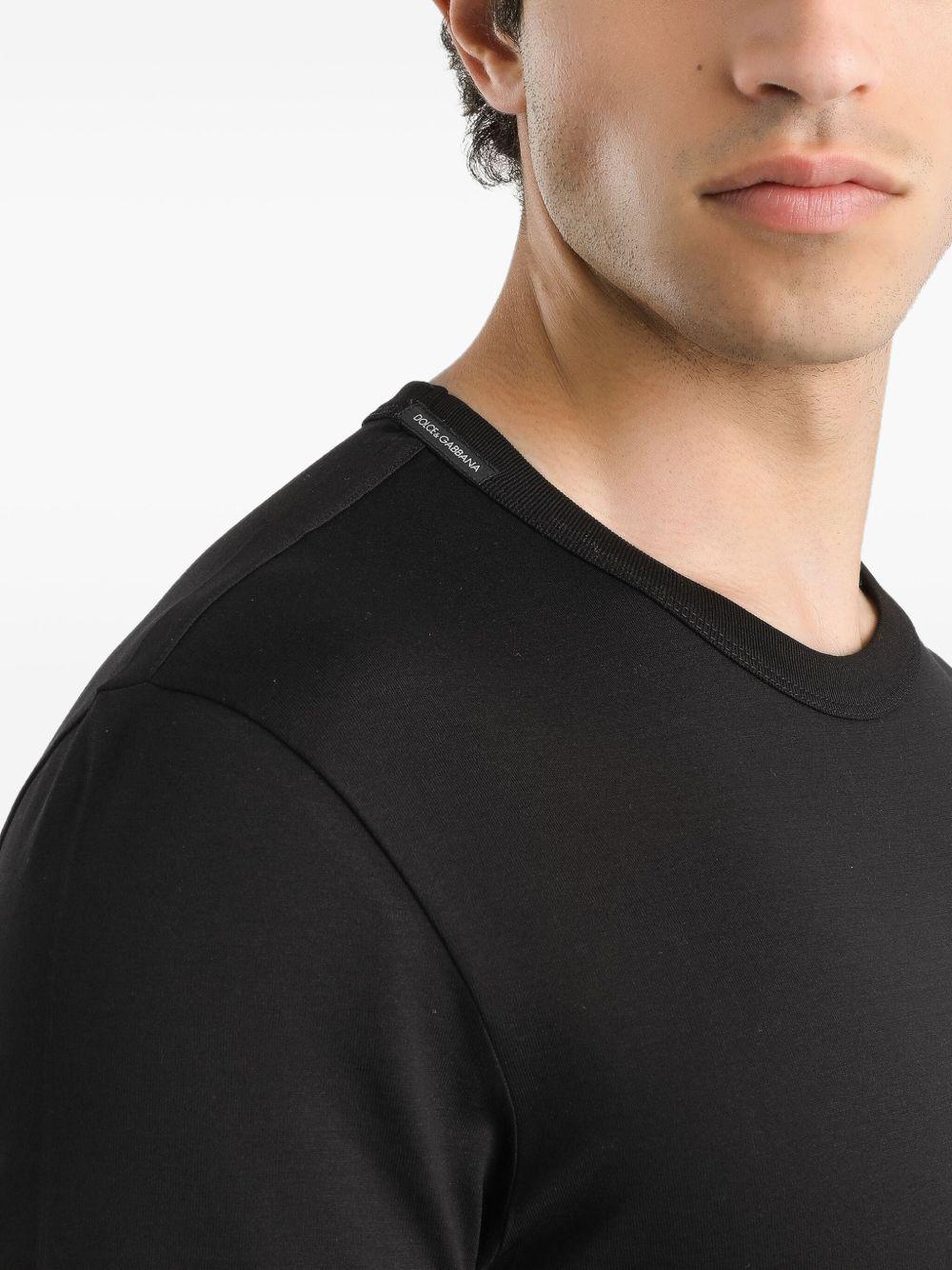 T-shirt nera in cotone con logo ricamato 