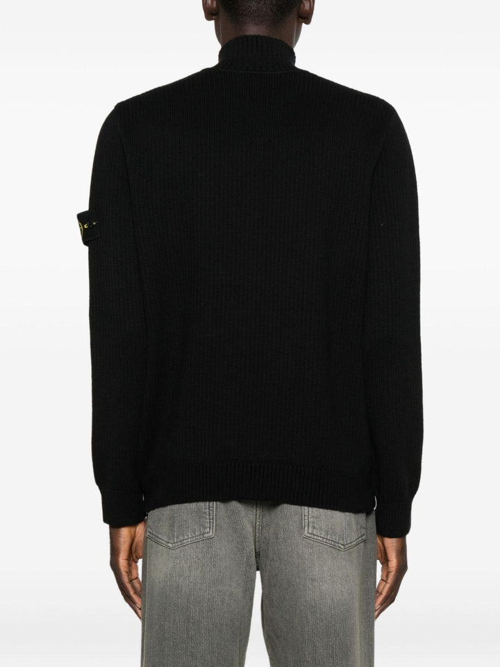 Maglione nero a coste con collo alto 