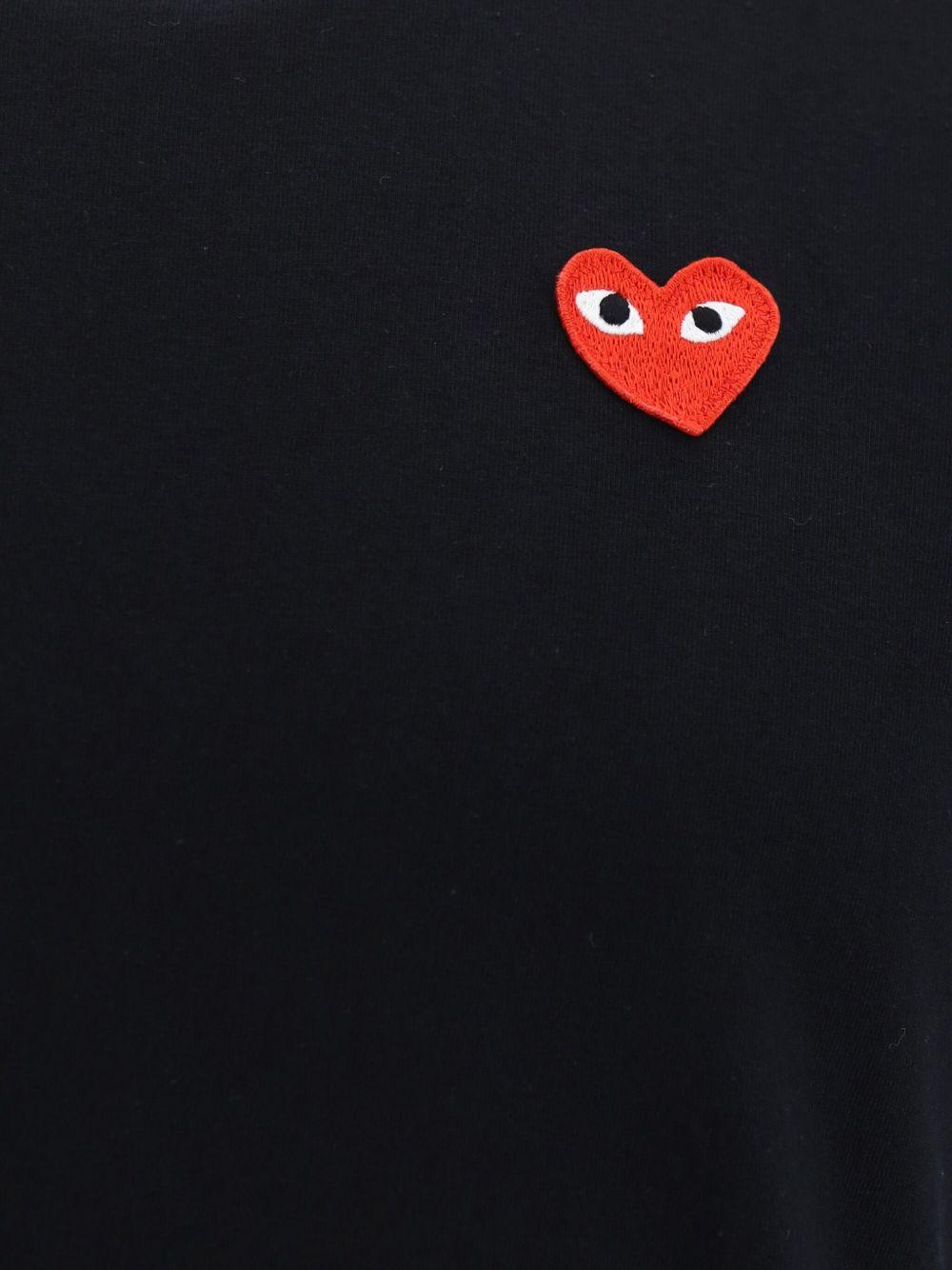 T-shirt nera con stampa cuore rosso 