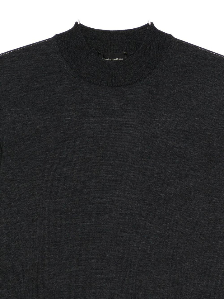 Maglione grigio a collo alto 