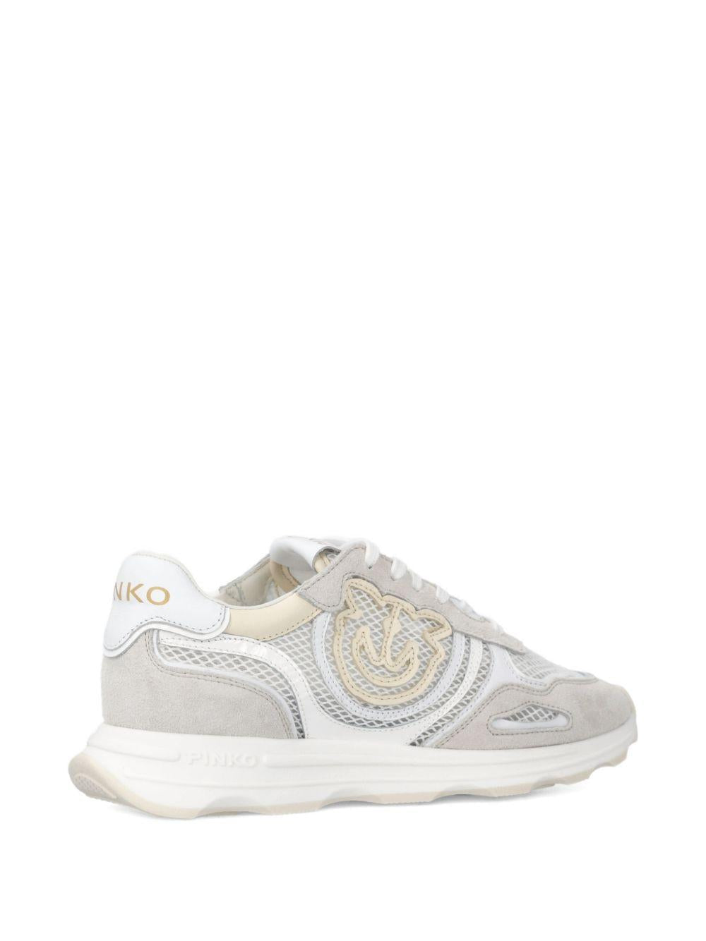 Sneakers con applicazione 