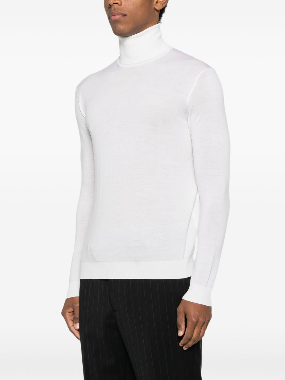 Maglione bianco a collo alto 