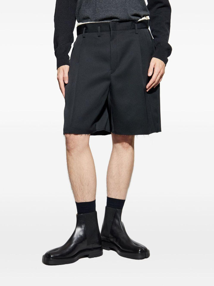 Shorts nero con bordi sfrangiati 