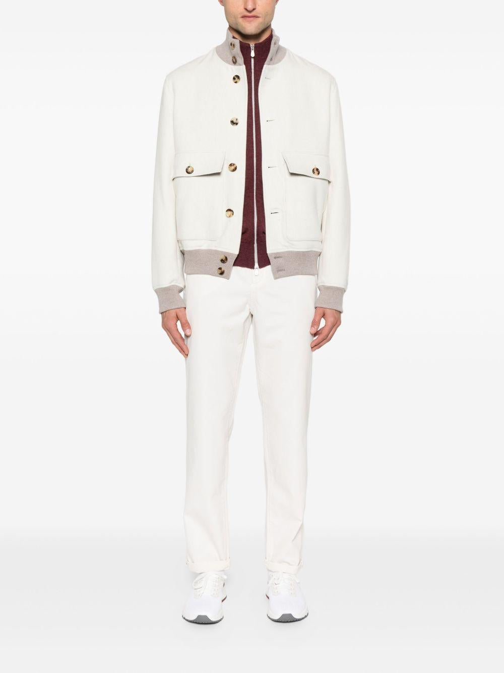 Bomber bianco con bottoni e tasche con patta 