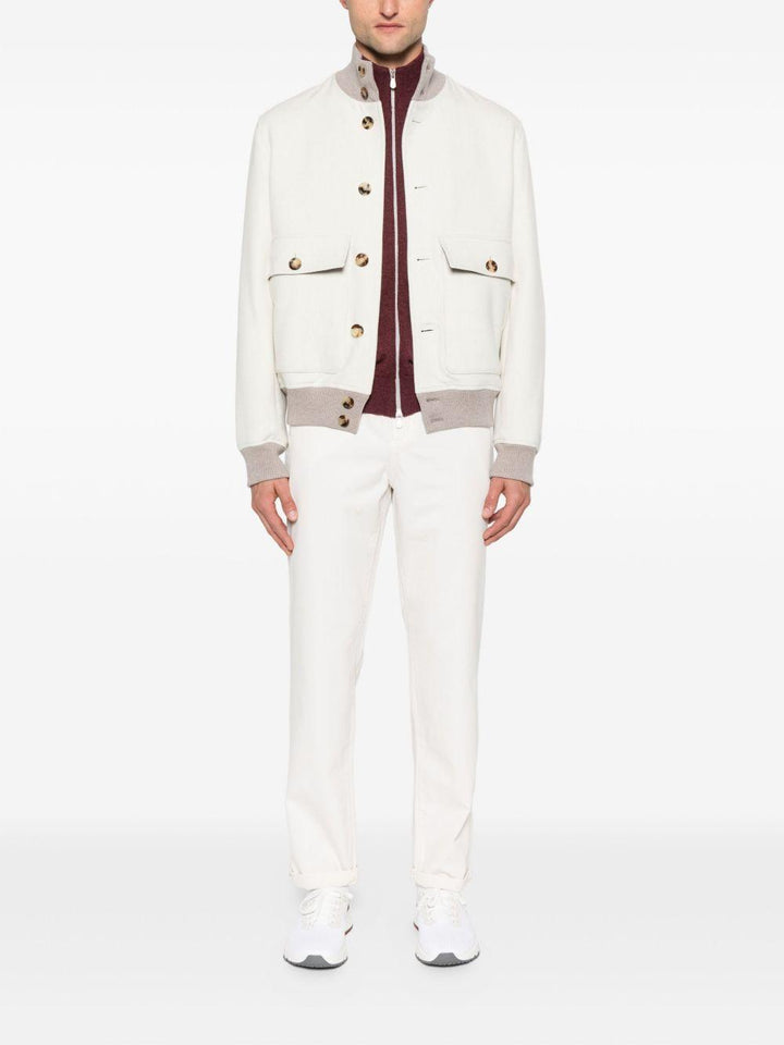 Bomber bianco con bottoni e tasche con patta 