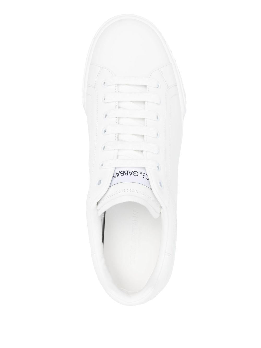 Sneakers bianche in pelle con logo 