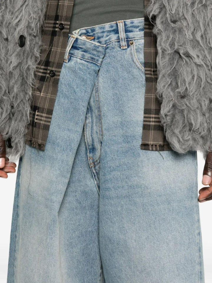 Jeans azzurri con design a incrocio 
