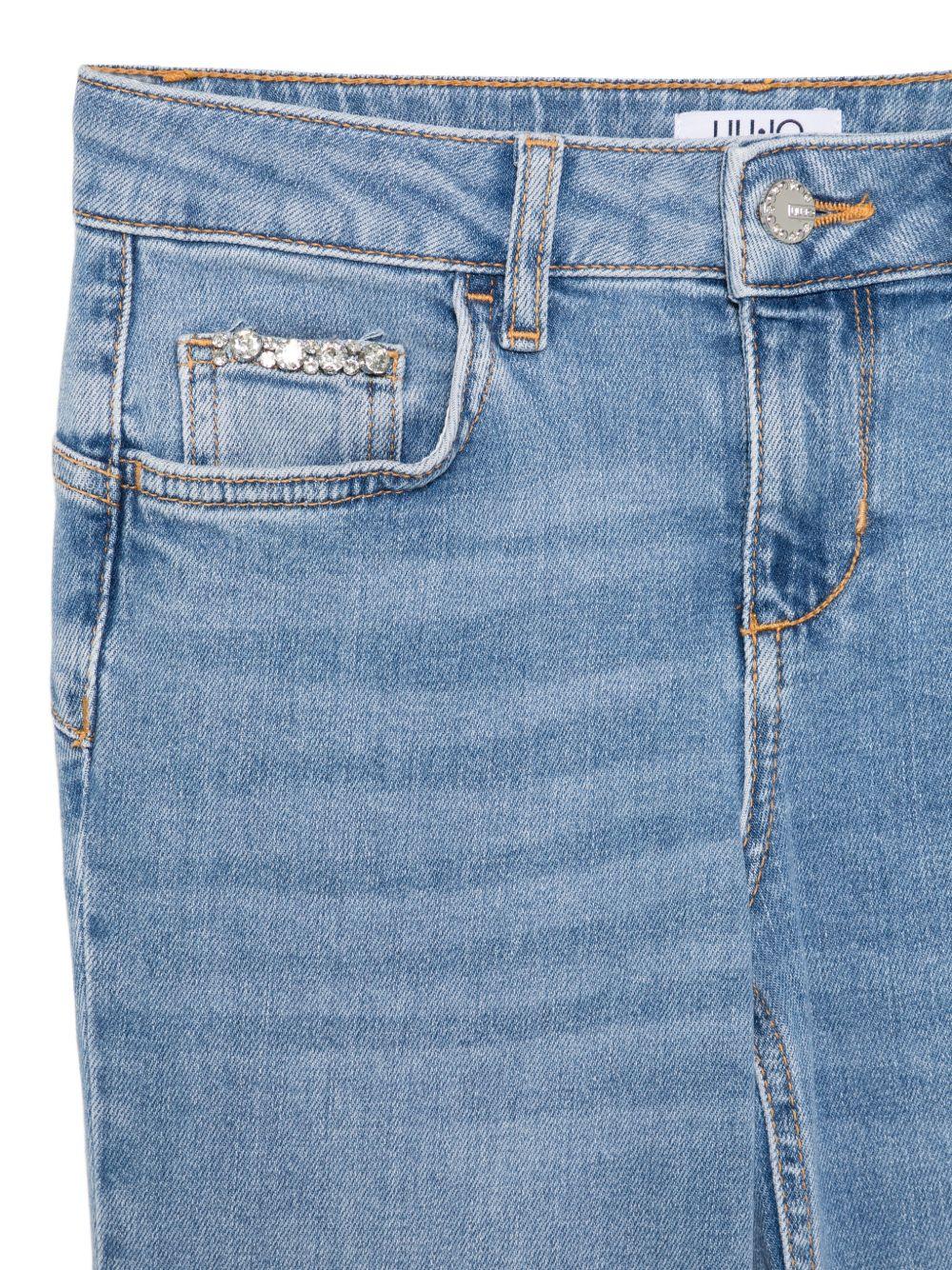 Jeans svasati con decorazione 