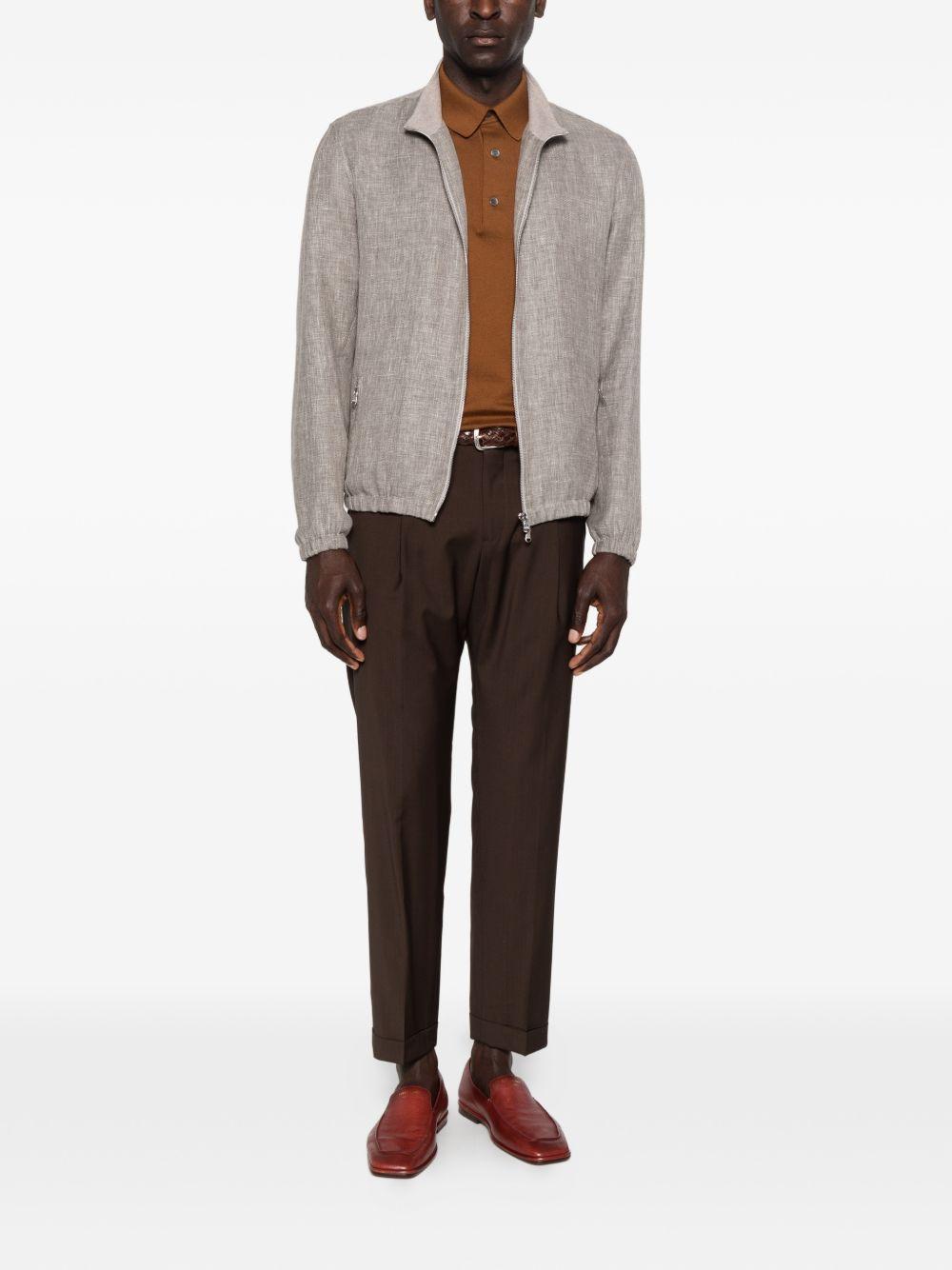 Pantaloni sartoriali marroni con pieghe 