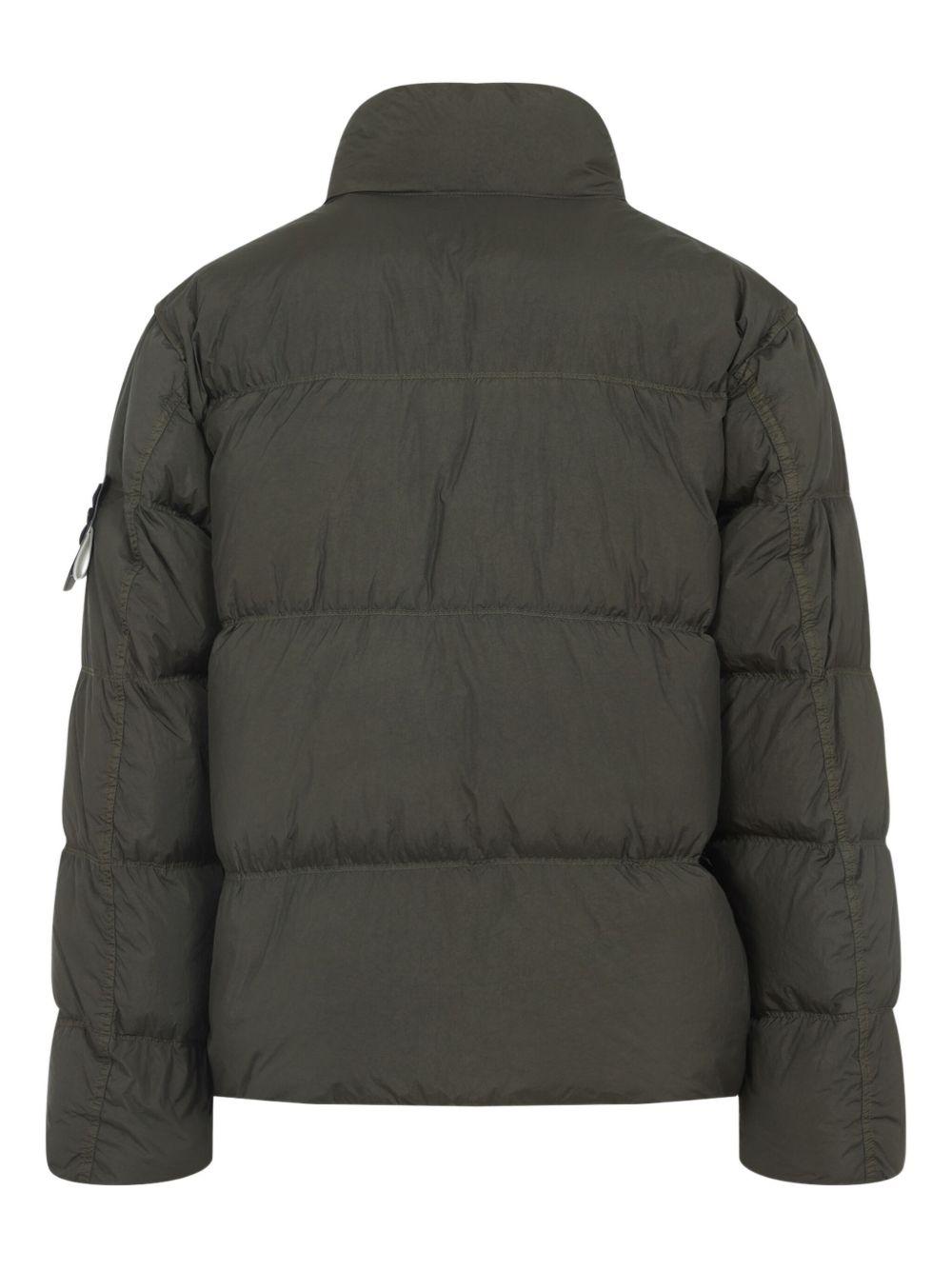 Piumino verde con logo e collo alto 