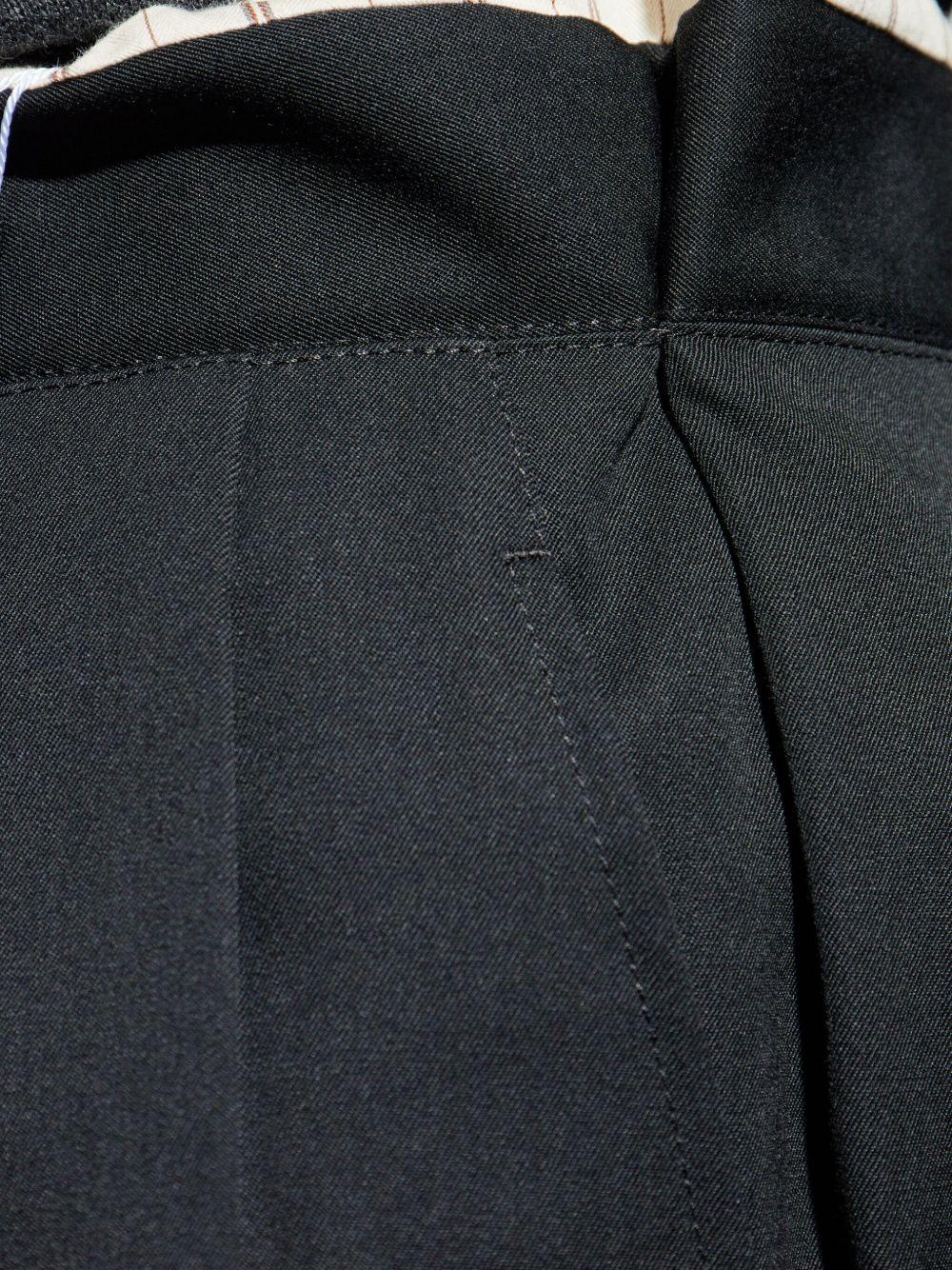 Shorts nero con bordi sfrangiati 