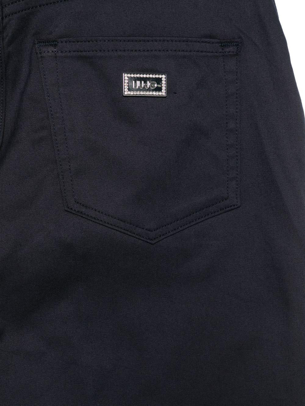 Pantaloni con patch logo 