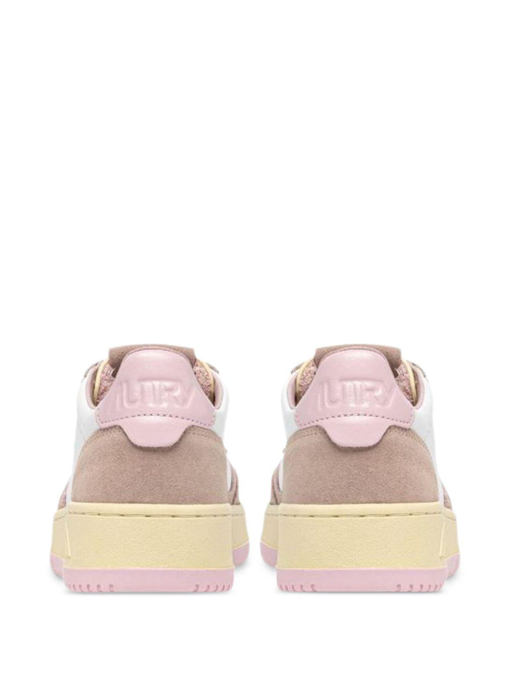 Sneakers medalist 