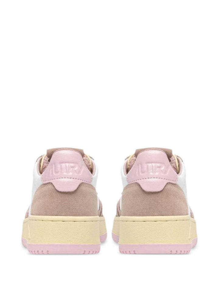 Sneakers medalist 