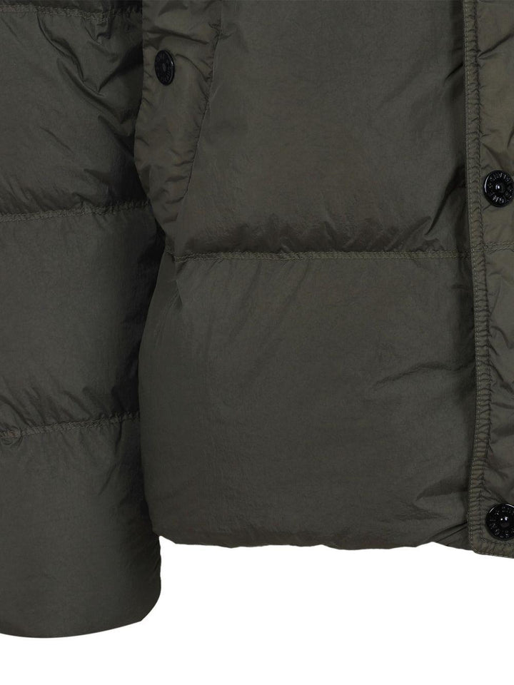 Piumino verde con logo e collo alto 