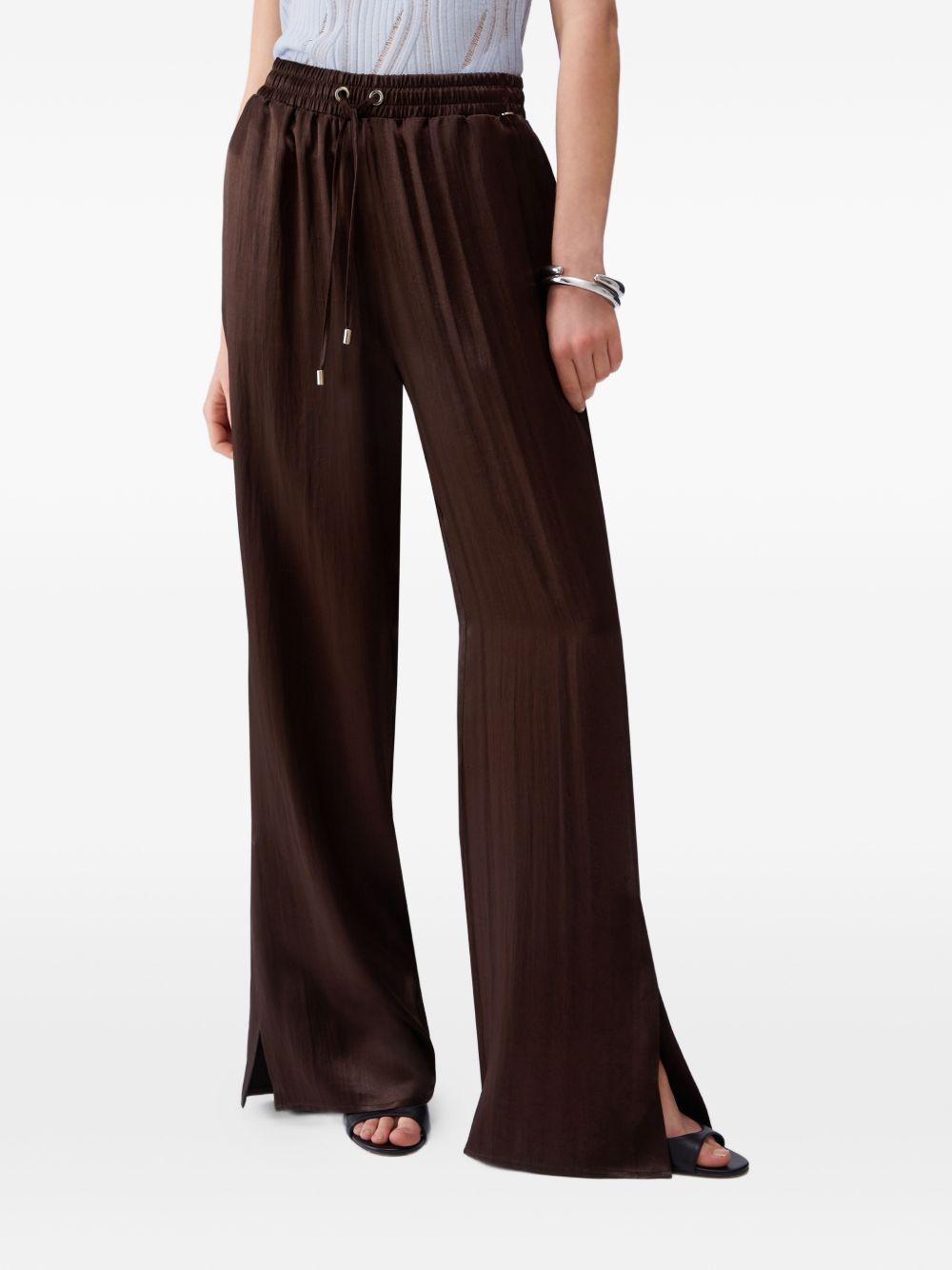 Pantaloni svasati con placca logo 