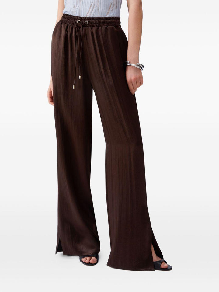 Pantaloni svasati con placca logo 