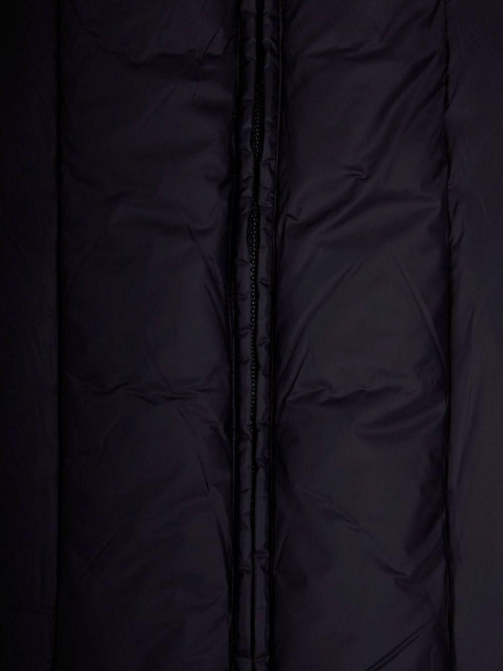 Piumino nero collo alto con lacci 