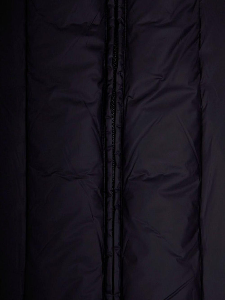 Piumino nero collo alto con lacci 