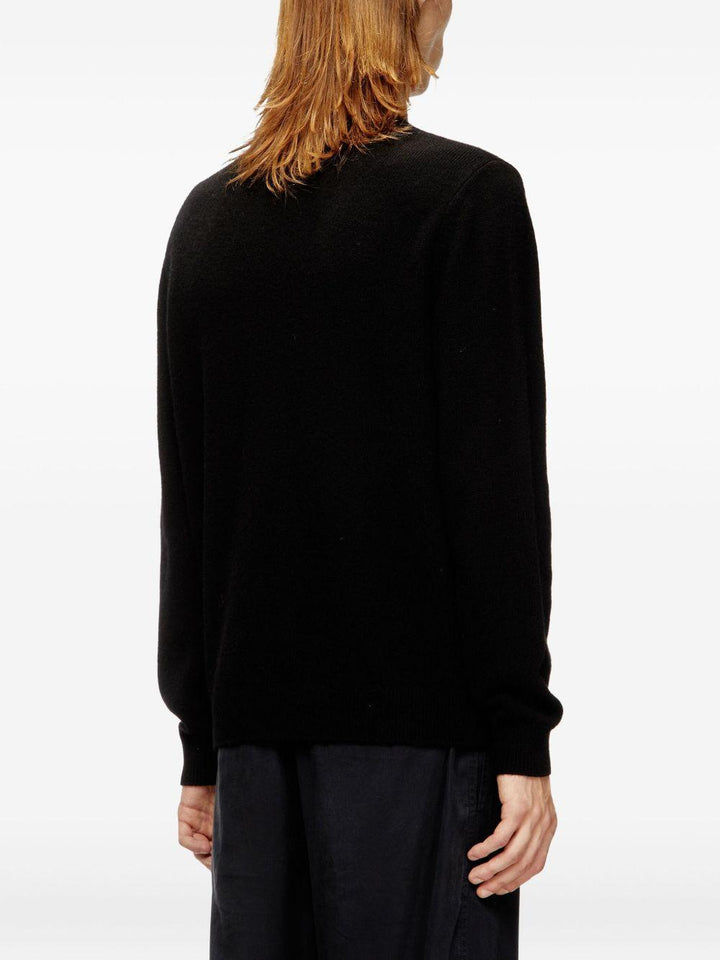 Maglione girocollo nero con ricamo 