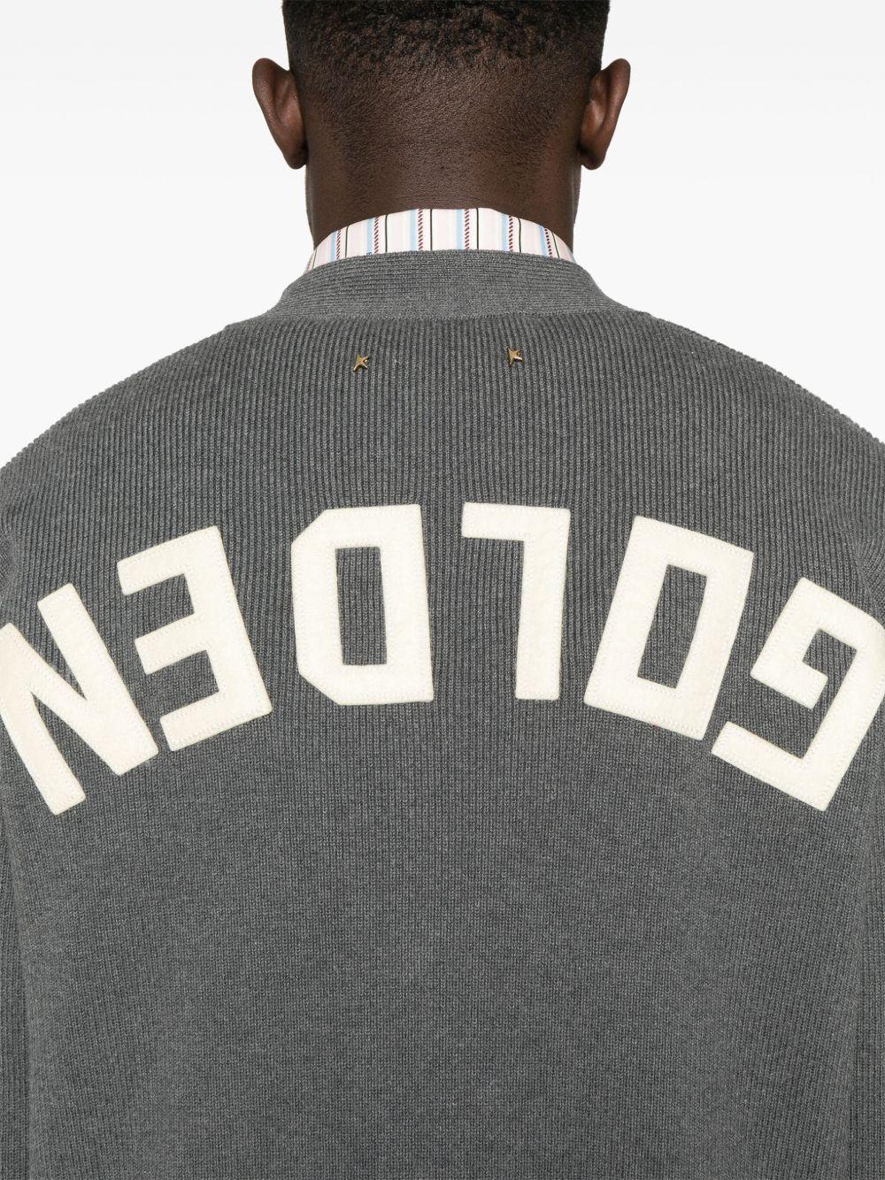 Cardigan grigio medio con applicazione e chiusura frontale a bottoni 