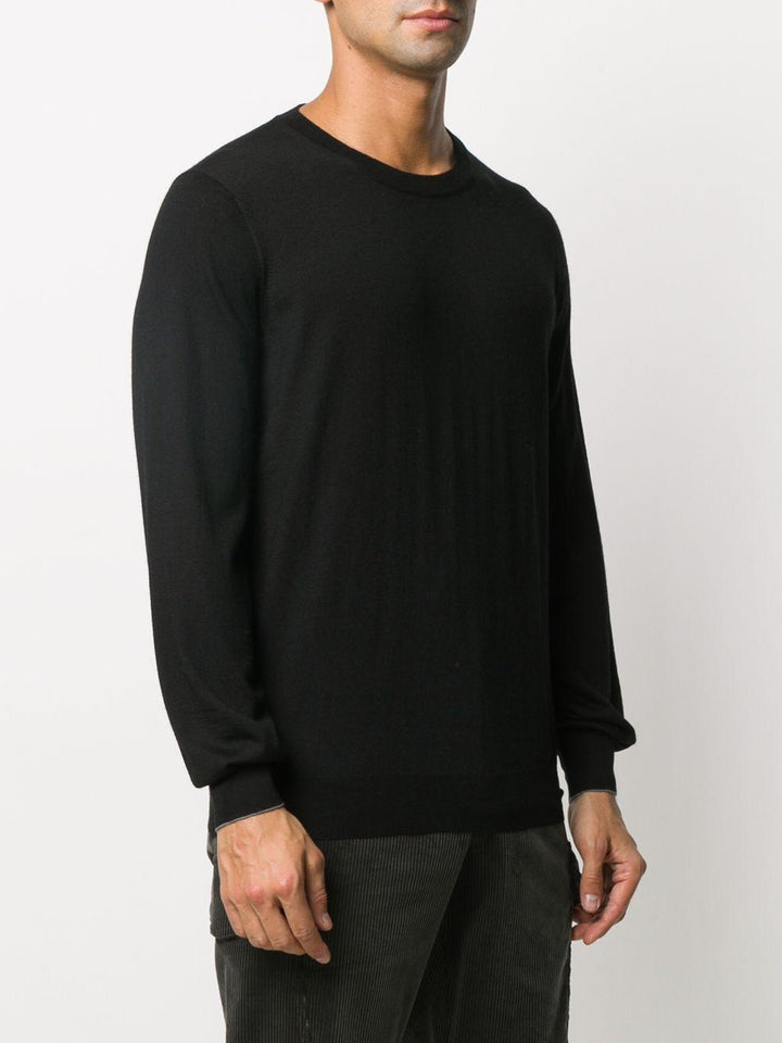Maglione nero con scollo rotondo 