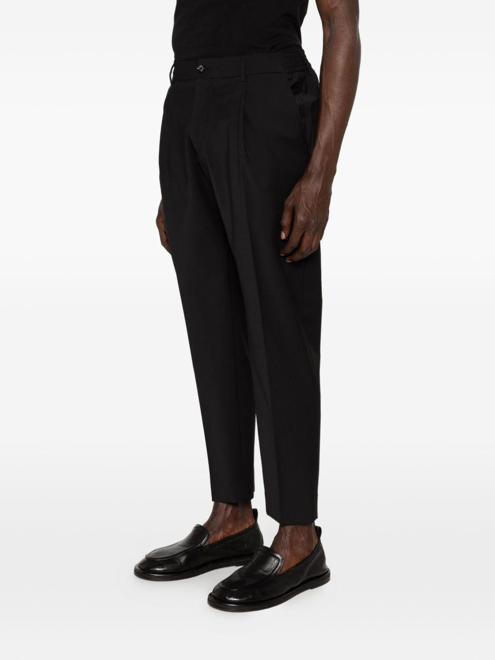 Pantaloni neri con pieghe 