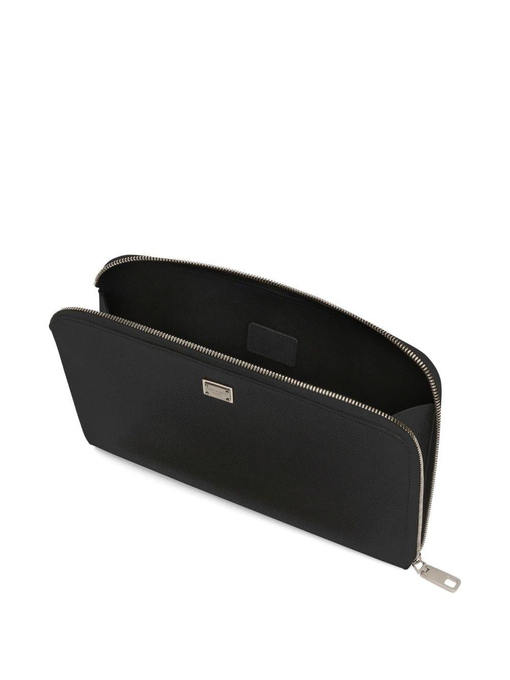 Clutch nera in pelle con zip e logo 