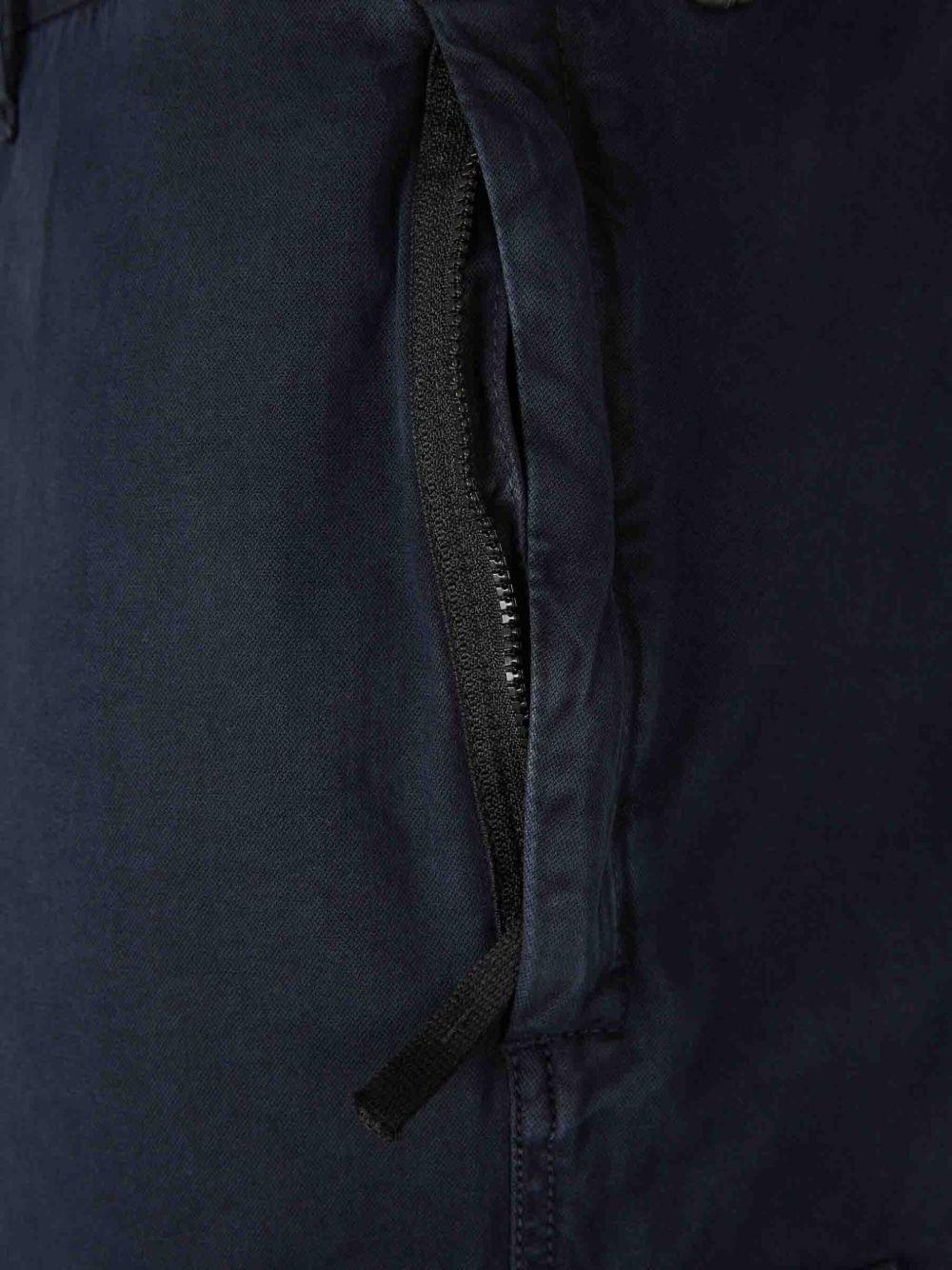 Pantaloni blu navy con tasche cargo 