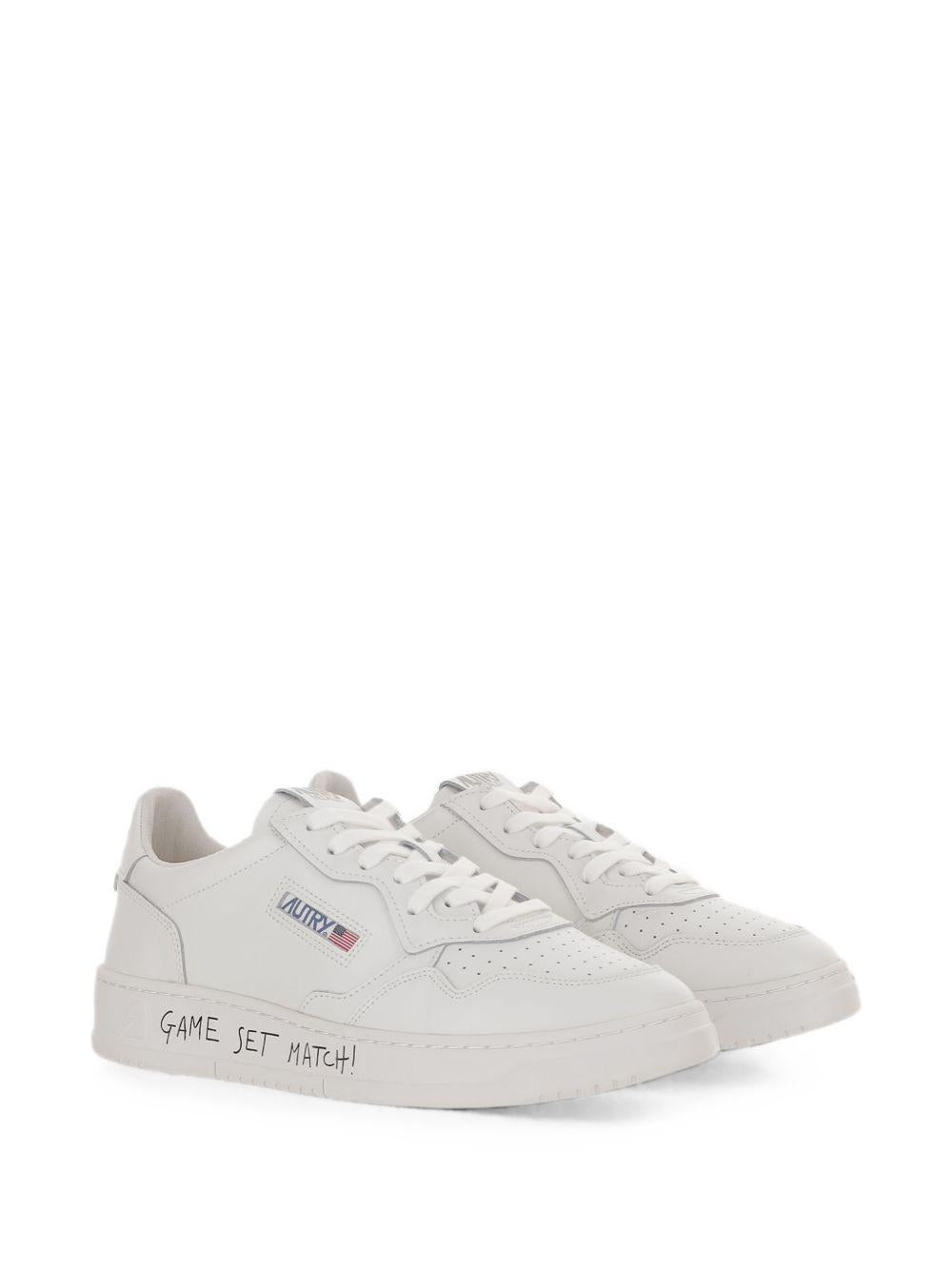 Sneakers bianche con stampa 