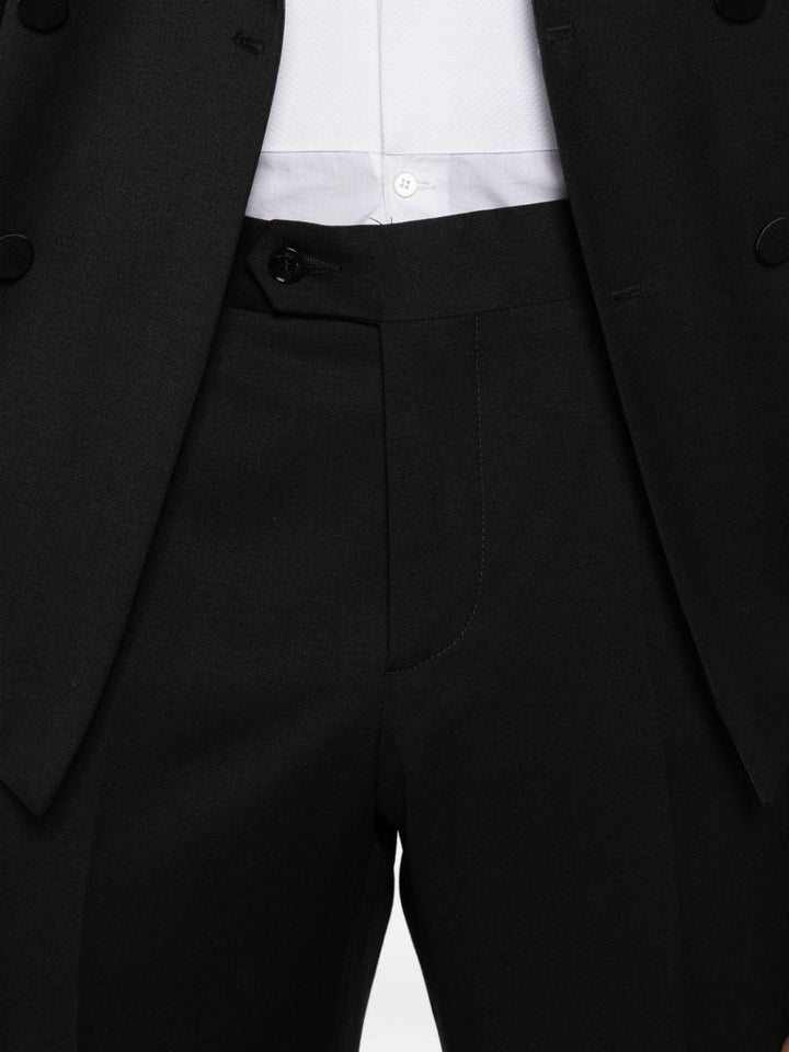 Abito nero doppiopetto con spilla 