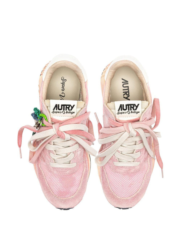 Sneakers con charm 