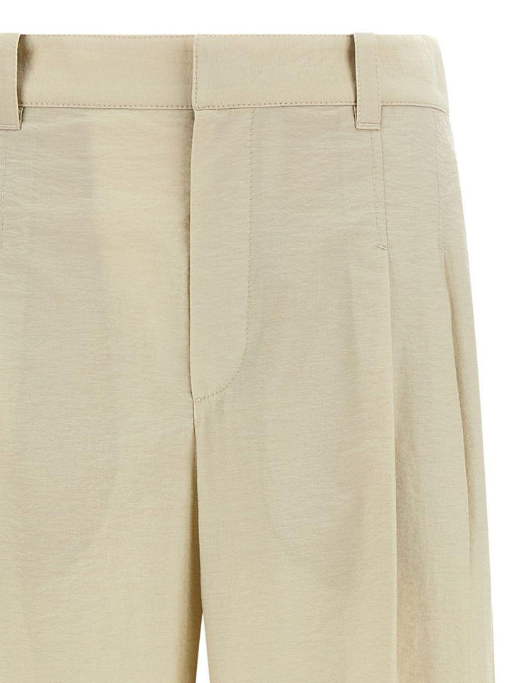 Pantaloni con pieghe frontali 