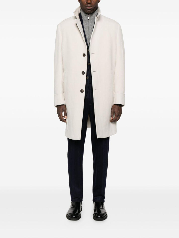 Cappotto ecru a collo alto con bottoni 
