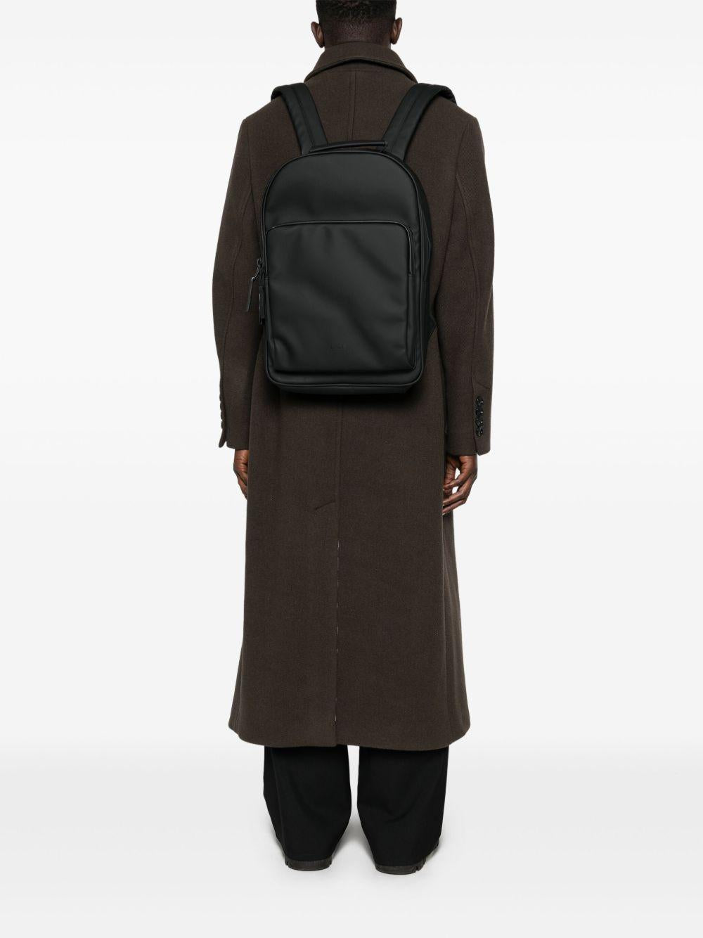 Zaino nero con zip 