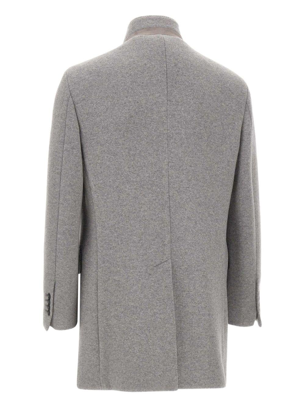 Cappotto grigio con colletto rialzato 