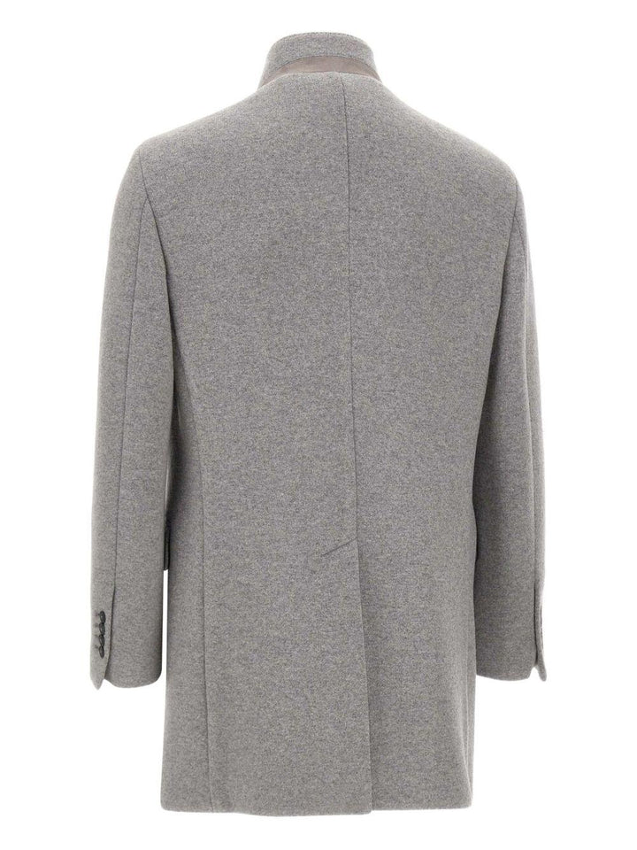 Cappotto grigio con colletto rialzato 
