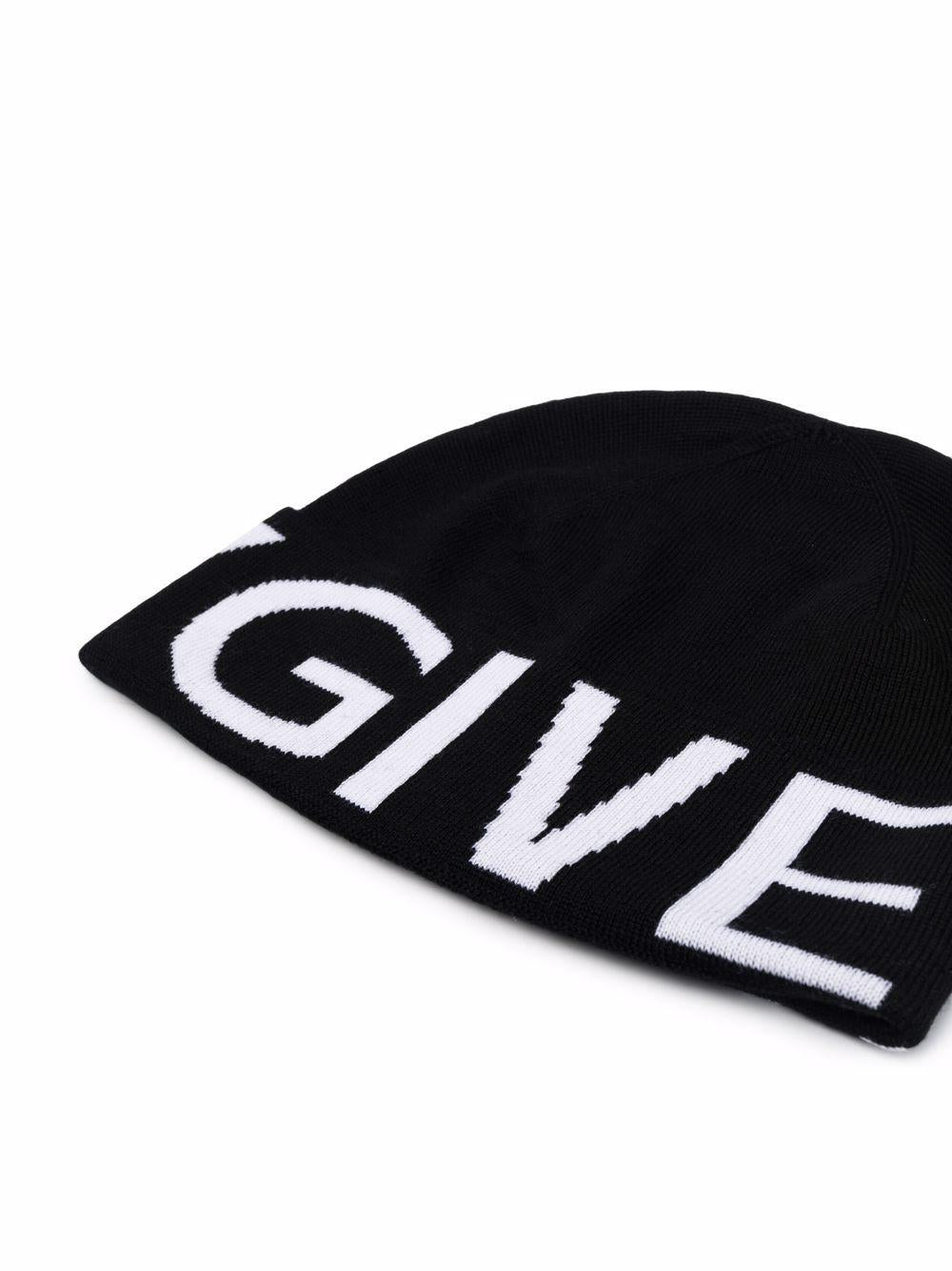 cappello nero con logo intarsiato bianco 