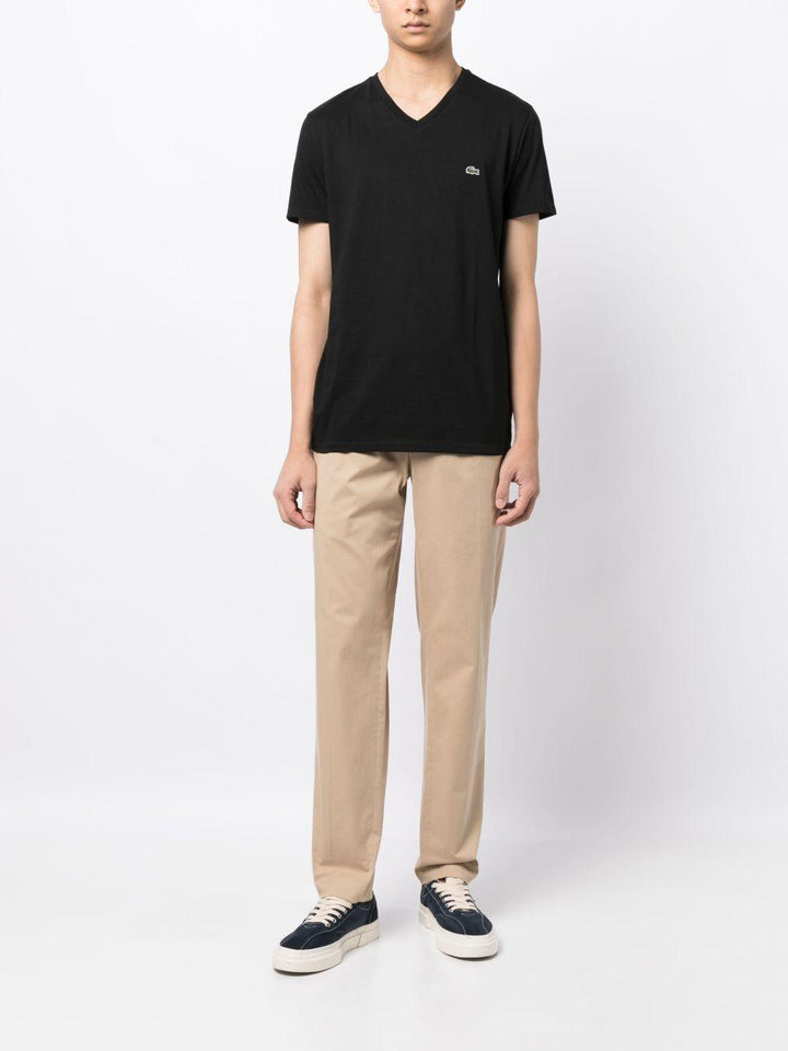 T-shirt nera con scollo a V 