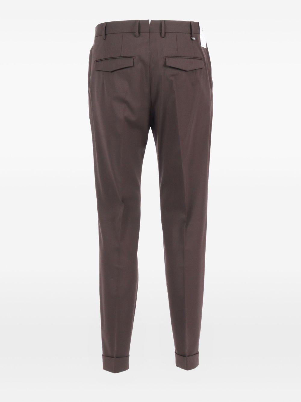 Pantaloni grigi con pieghe 