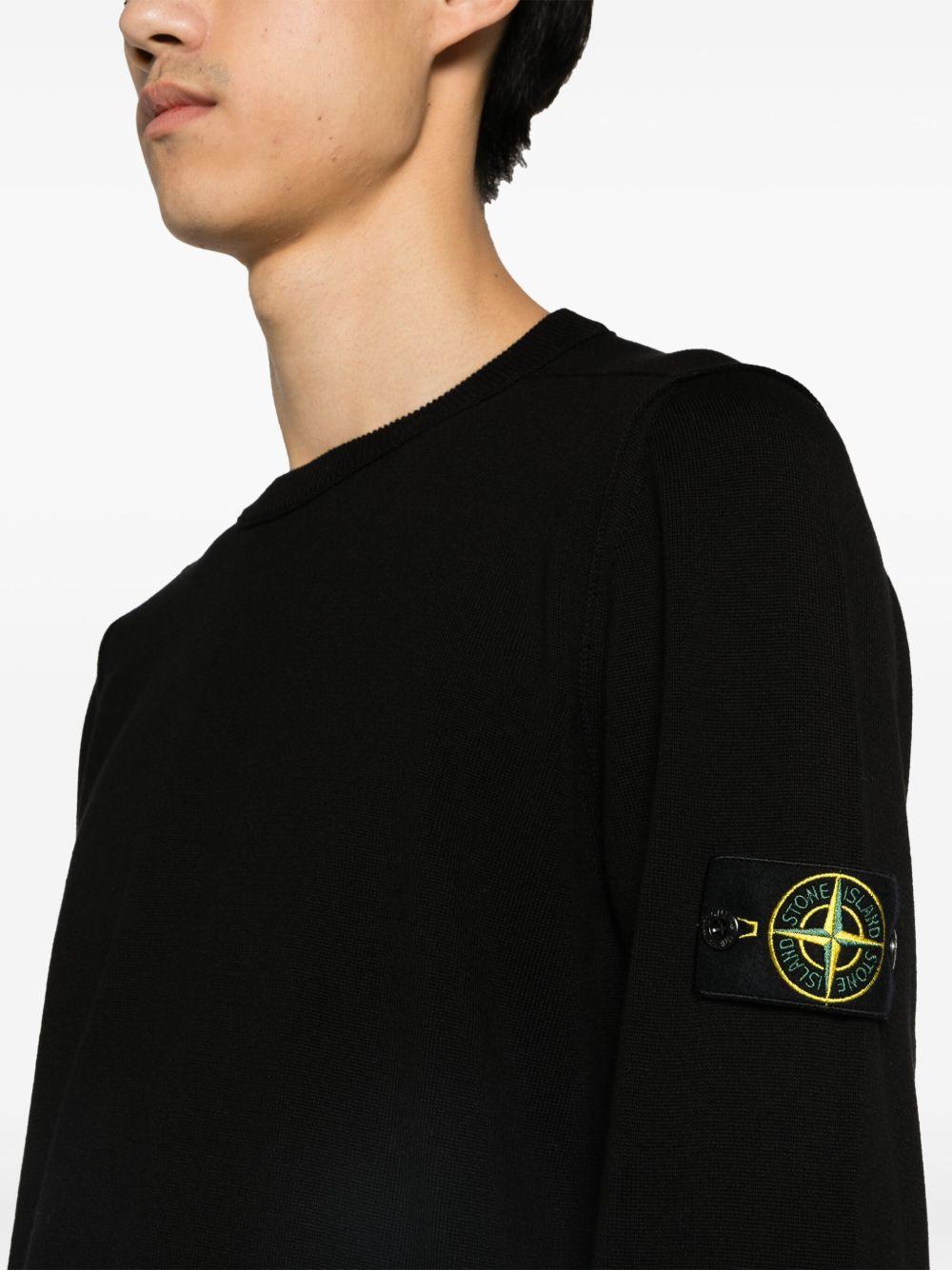 Maglione nero con applicazione 