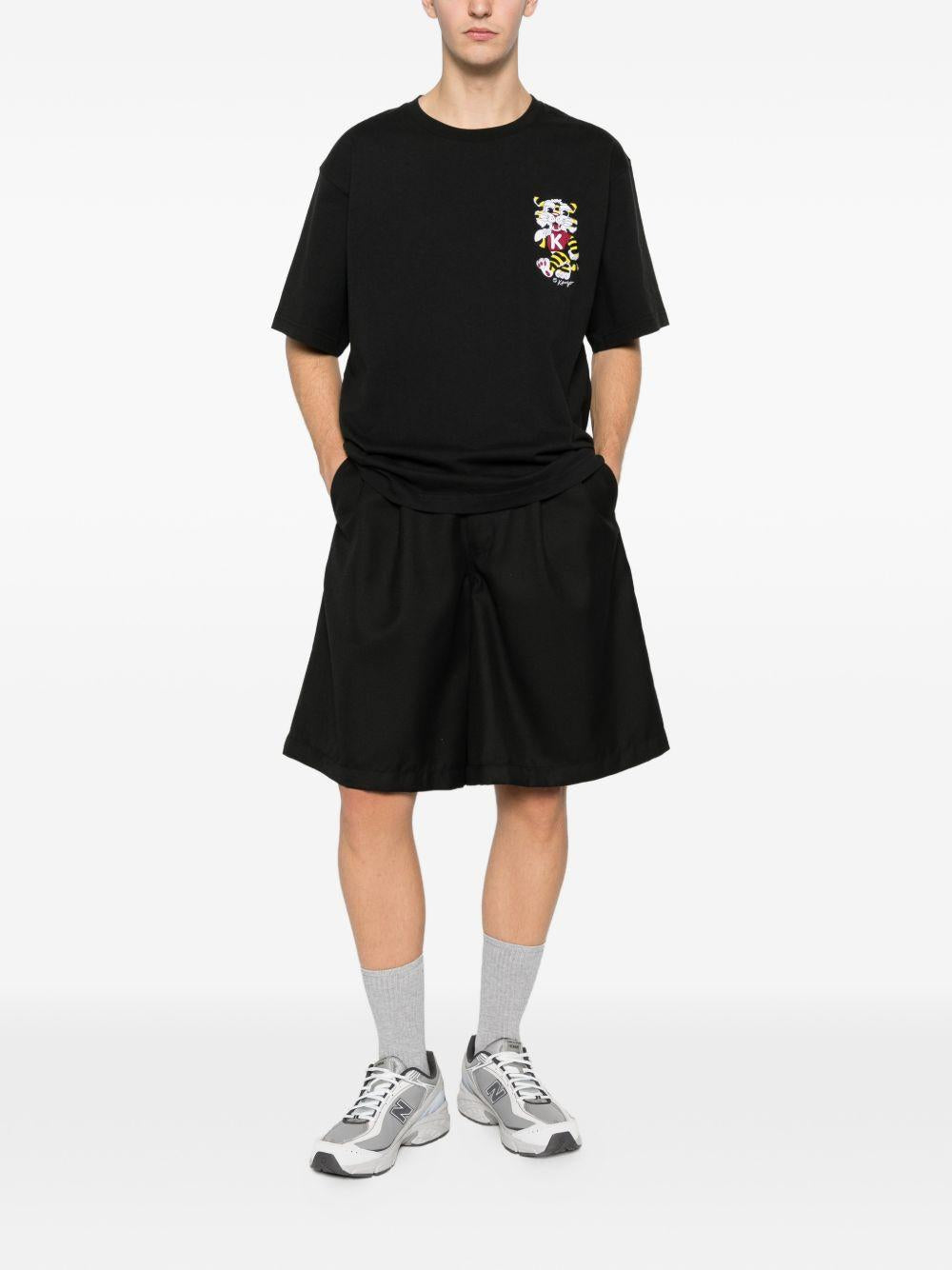 T-shirt nera con ricamo 