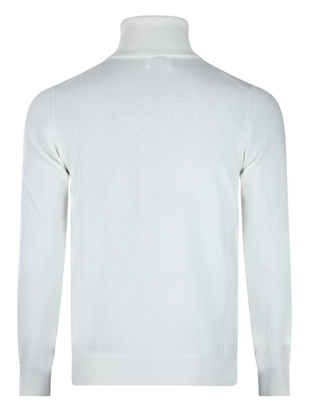 Maglione bianco a coste a collo alto 