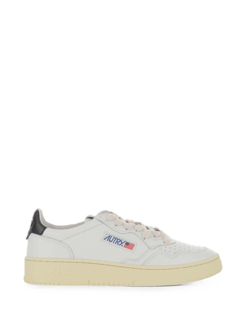 Sneaker bianche con talloncino nero 