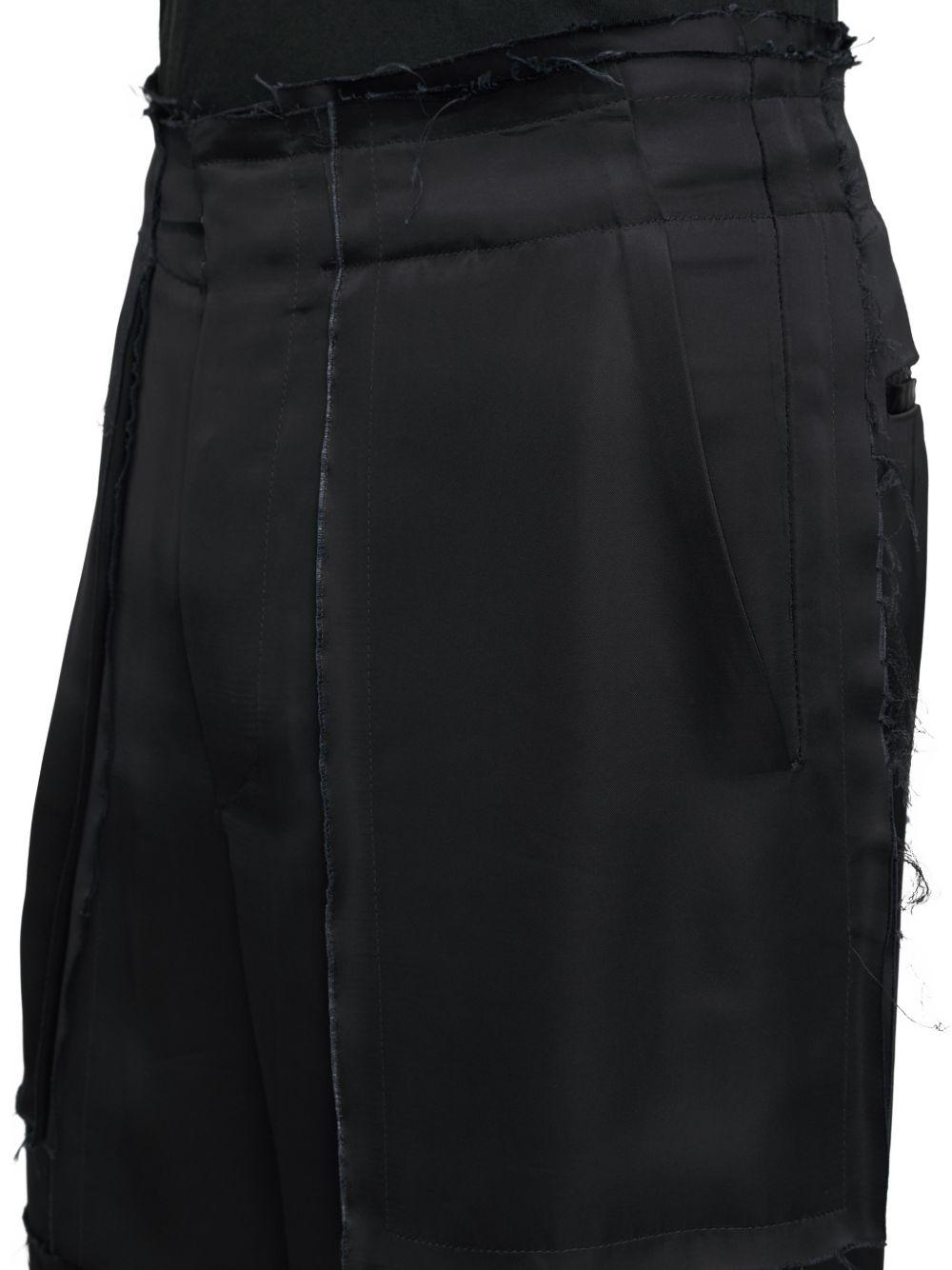 Pantaloni neri con cuciture a taglio vivo 