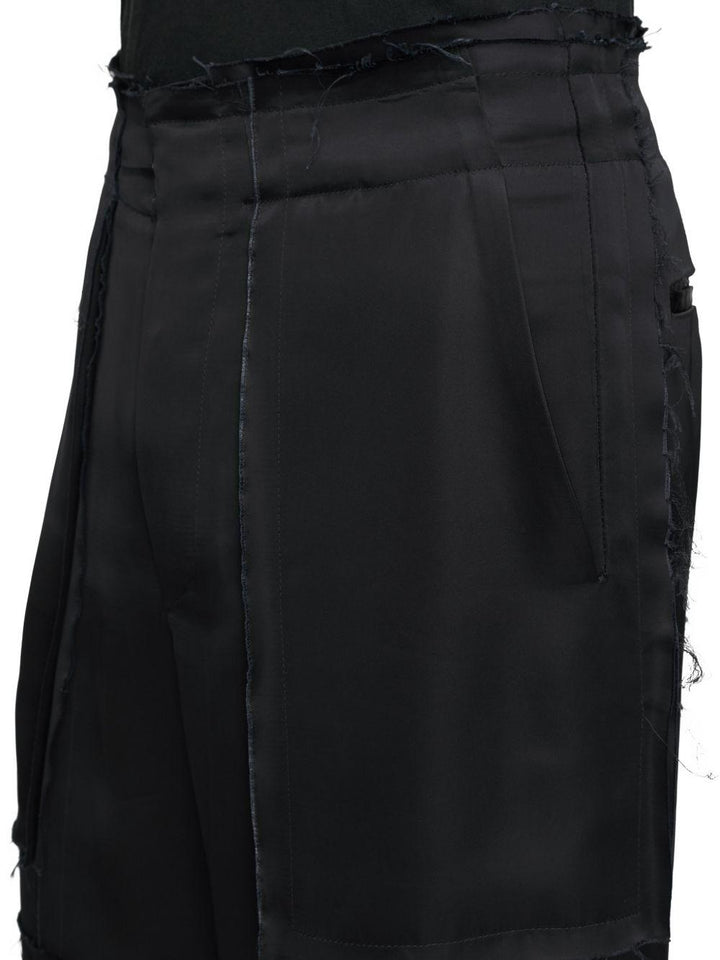 Pantaloni neri con cuciture a taglio vivo 