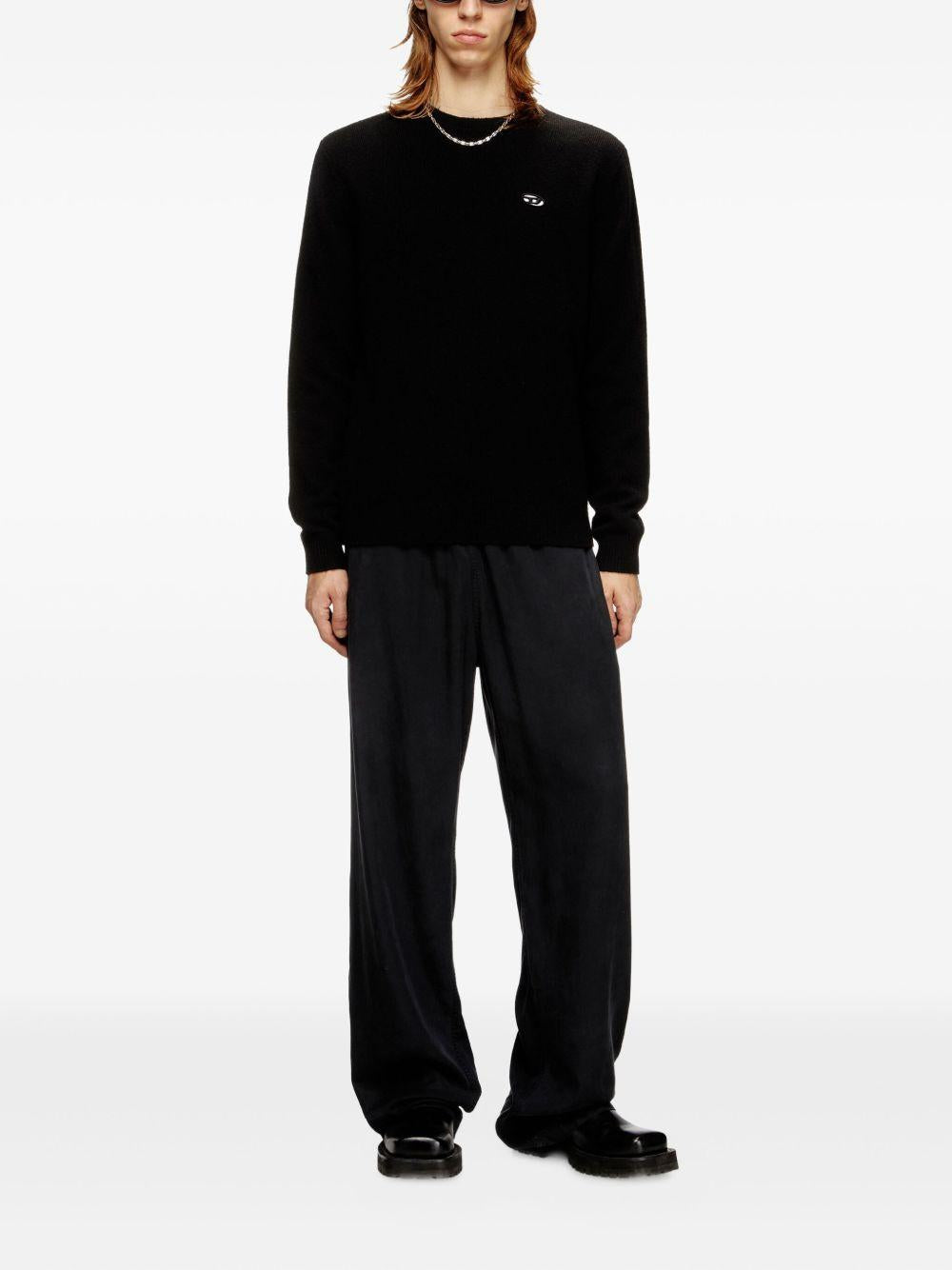 Maglione girocollo nero con ricamo 
