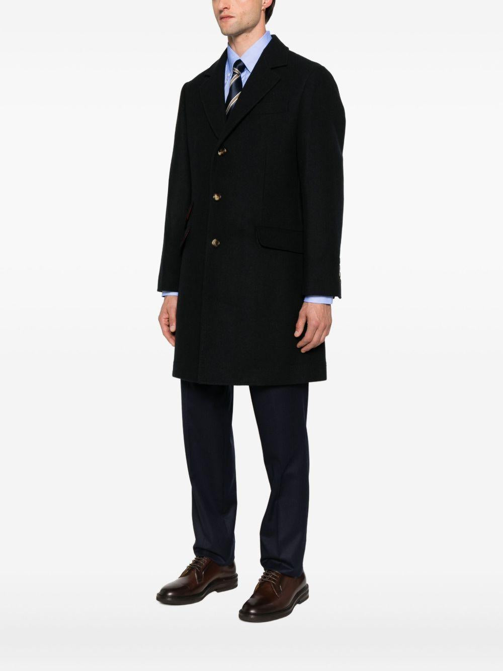 Cappotto nero con tasche applicate e revers classici 