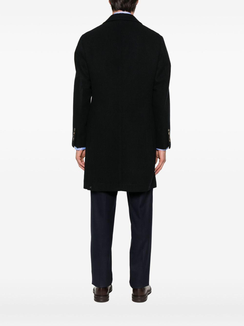 Cappotto nero con tasche applicate e revers classici 